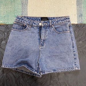 Frank & Oak light-wash mom shorts!
